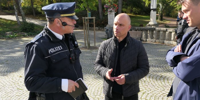 Foto: Polizeioberrat Thomas Ziegler im Gespräch mit Erfurts Sicherheitsdezernent Andreas Horn (von links) © Stadtverwaltung Erfurt Drei Personen im Gespräch