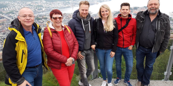Foto: Erfurter Delegation in Bergen/Norwegen © Stadtverwaltung Erfurt Menschen auf einem Aussichtspunkt