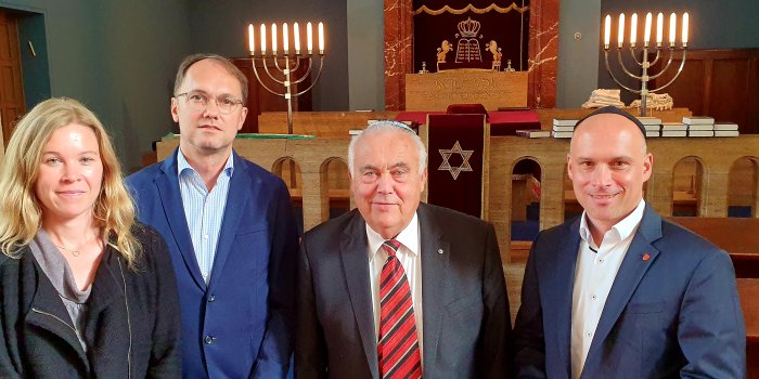 Foto: Soldidarität mit Jüdischer Landesgemeinde © Stadtverwaltung Erfurt Personen in einer Synagoge