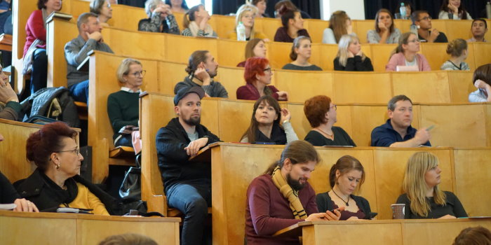 Foto: 13. Fachtag Netzwerk Frühe Hilfen / Kinderschutz Erfurt © Stadtverwaltung Erfurt Zuhörer in einem Hörsaal