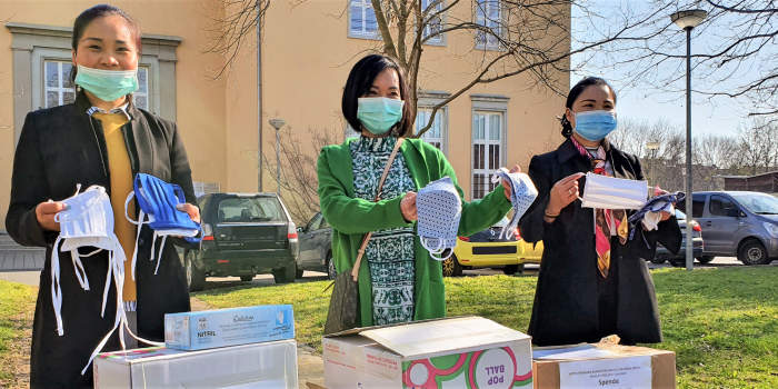 Vietnamesische Frauen nähen Schutzmasken