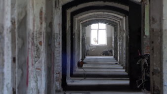 Foto: Lange Gänge in der Defensionskaserne © Stadtverwaltung Erfurt/D. Baumbach Ein Flur im alten Gebäude