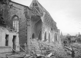 historische Aufnahme einer im zweiten Weltkrieg zerstörten Kirche