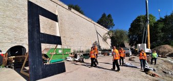 Ein großes E vier Meter hoch vor Mauer