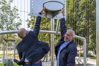 zwei Männer springen an einem Basketballkorb in die Höhe