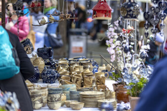 Töpferwaren auf dem Erfurter Töpfermarkt.