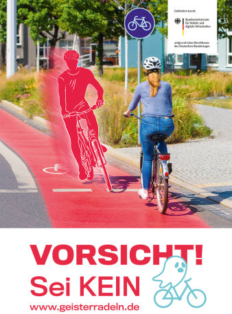 Auf einem Radweg fährt eine Frau Fahrrad, ihr kommt simuliert ein anderer Fahradfahrer entgegen.