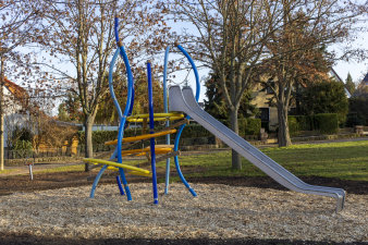 eine Rutsche auf einem Spielplatz