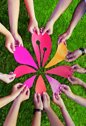 Foto: Helfende Hände zur Bundesgartenschau © SWE Stadtwerke Erfurt GmbH mehrere Hände halten symbolisch das Logo des Bundesgartenschau Erfurt 2021, eine bunte Blume