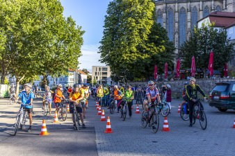Grafik: Stadtradeln 2020 Auftakt © Stadtverwaltung Erfurt mehrere Personen mit Fahrrädern stehen in mehreren Reihen an Pylonen