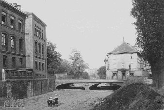 Eine historische Aufnahme einer Brücke um 1901.