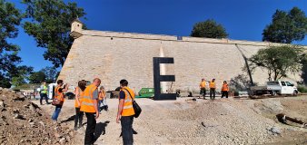 Ein großes E vier Meter hoch vor großer Mauer