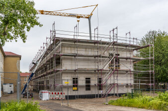 Foto: Rohbau der Grundschule am Schwemmbach © Stadtverwaltung Erfurt Gebäude mit Gerüst
