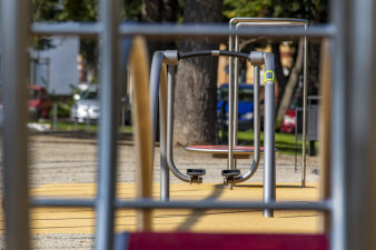 ein Fitnessgerät auf einem Spielplatz