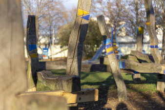 eine Balancierstrecke aus Holz auf einem Spielplatz