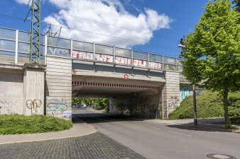 eine Eisenbahnunterführung mit Graffiti