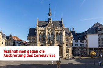 Ein Platz mit einem Gebäude und der Schrift Maßnahmen gegen das Coronavirus