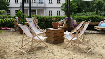 Liegstühle, Holzkisten auf Sand