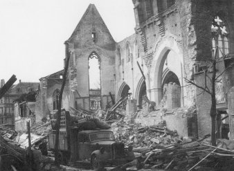 historische Aufnahme einer im zweiten Weltkrieg zerstörten Kirche