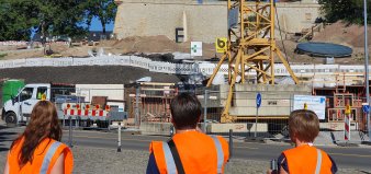 Ein großes E vier Meter hoch vor Mauer