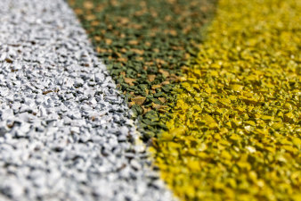 Foto: Blumenstraße Eröffnung 3 © Stadtverwaltung Erfurt Nahaufnahme vom Belag eines Ballsportfeldes