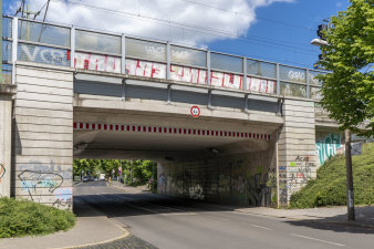 eine Eisenbahnunterführung mit Graffiti