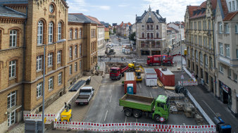 Eine Luftaufnahme von einer Baustelle an einer großen Kreuzung.