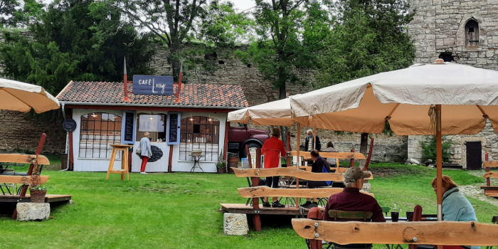 ein Imbiss mit mehreren Sitzgarnituren aus Holz