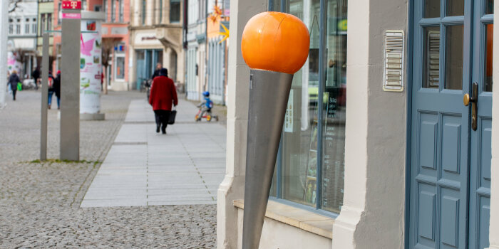 Foto: Jüdische Denknadel am Domplatz © Stadtverwaltung Erfurt / G. Kästner ein umgekehrt zylinderförmiger Metallsockel mit einer farbigen runden Kugel als Abschluss