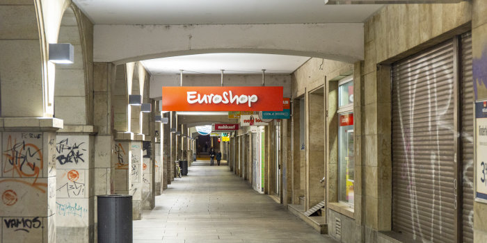 Foto: Beleuchtung Bahnhofsarkaden © Stadtverwaltung Erfurt ein beleuchteter Arkadengang mit verschiedenen Geschäften