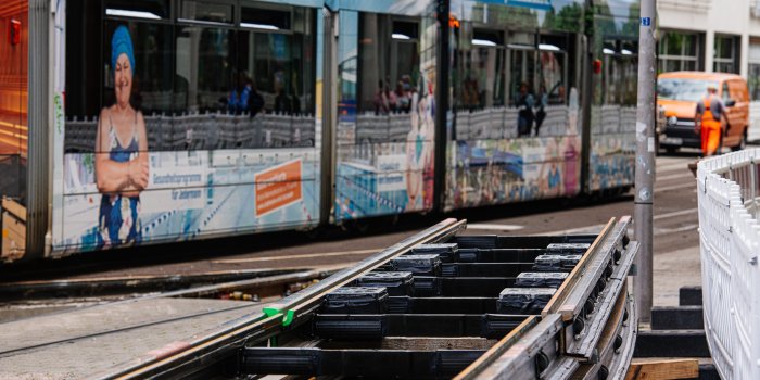 Foto: Großbaustelle Anger © EVAG Erfurt neue Schienengleise liegen zum Einbau bereit.