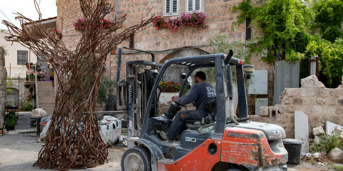 Foto: Paradiesbaum wird verladen © Achava Festspiele Thüringen/Ilan Nachum Der Metallbaum wird mit einem Hubwagen angehoben