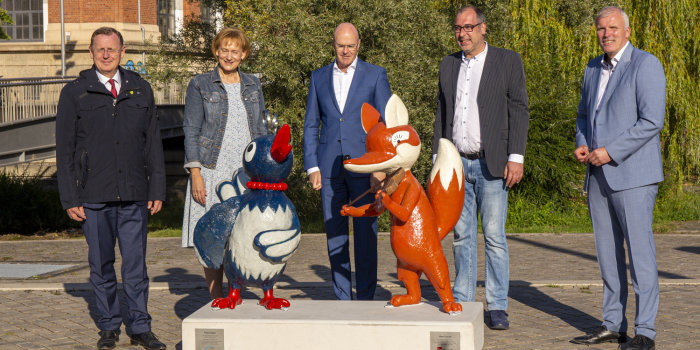 Die KiKa-Figuren Fuchs und Elster werden präsentiert von vier Männern und einer Frau