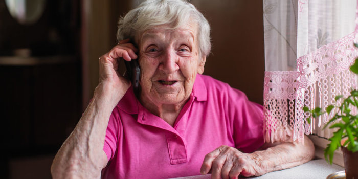 eine ältere Frau telefoniert am Handy