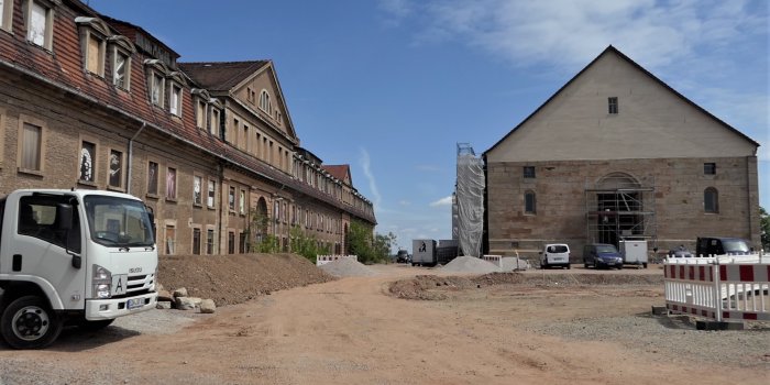 Foto: An der Defensionskaserne auf dem Petersberg haben die Arbeiten begonnen © Stadtverwaltung Erfurt/D. Baumbach Eine Baustelle mit einer alten Kaserne
