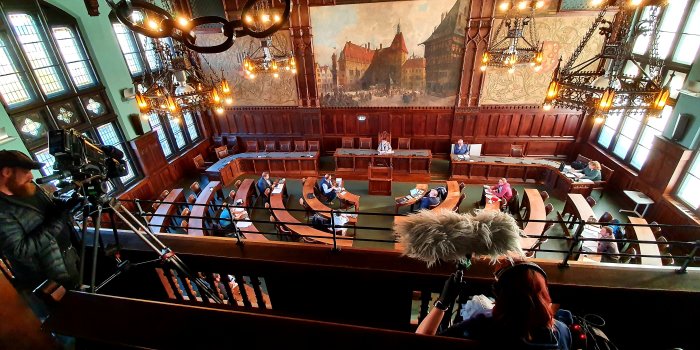 Foto: Sitzung des Hauptausschusses © Stadtverwaltung Erfurt Der Blick von oben in einen großen Saal, in dem vereinzelt Leute sitzen