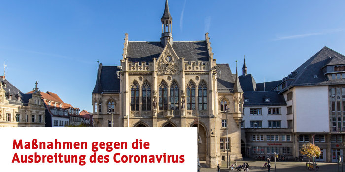 Ein Platz mit einem Gebäude und der Schrift Maßnahmen gegen das Coronavirus