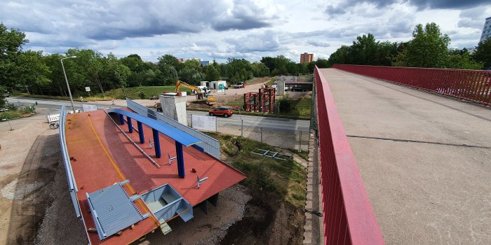 eine Baustelle, rechts eine bestehende Brücke, links liegen die Teile für den Neubau