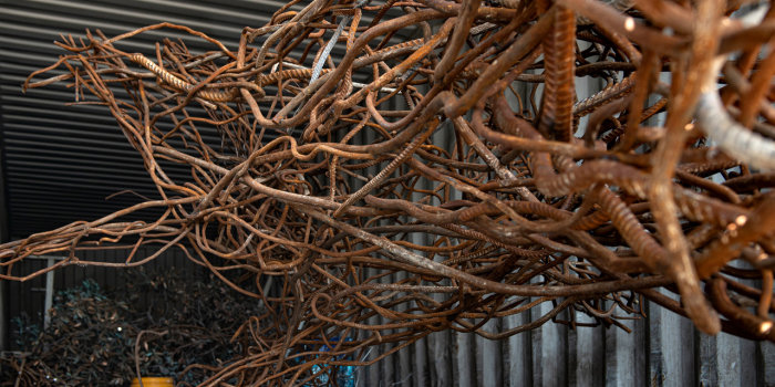 Ein Metallbaum wird in den Container verladen