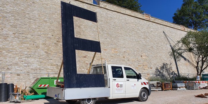 Ein großes E vier Meter hoch vor Mauer