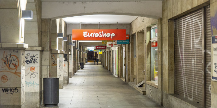 Foto: Beleuchtung Bahnhofsarkaden © Stadtverwaltung Erfurt ein beleuchteter Arkadengang mit verschiedenen Geschäften