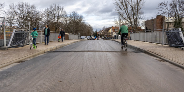 Eine Brücke mit einem Radfahrer und mehreren Fußgängern.