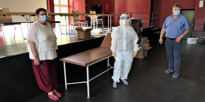 Foto: Abstrichstelle Corona geht wieder in Betrieb © Stadtverwaltung Erfurt Zwei Personen mit Mund-Nasen-Masken und eine in Schutzkleidung in einem Behandlungsraum