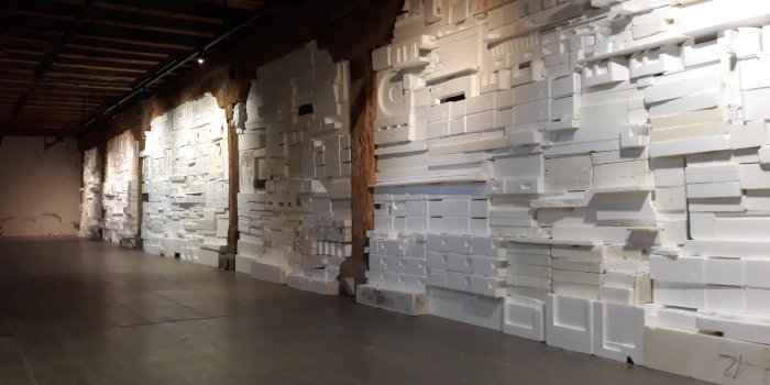 Foto: Bettina Schünemann, White Wall (Installationsansicht), 2020 © Stadtverwaltung Erfurt Installationswand aus Styrodur