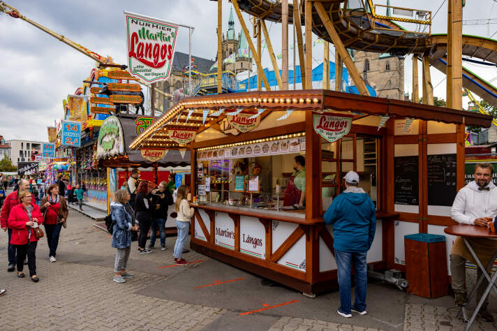 ein Imbissstand auf einem Rummel