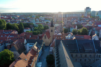 Luftaufnahme der Erfurter Altstadt, im Mittelpunkt eine Kirche