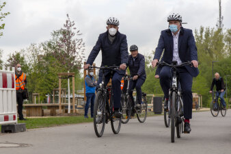 Thüringens Wirtschaftsminister Wolfgang Tiefensee, Erfurts Oberbürgermeister Andreas Bausewein und andere fahrenRad