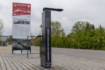 eine Infotafel und eine Fahrrad-Reperaturstation an einem Radweg in Erfurt