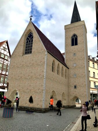 eine Kirche mit Glockenturm