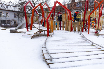 ein Spielplatz mit verschiedenen Spielgeräten